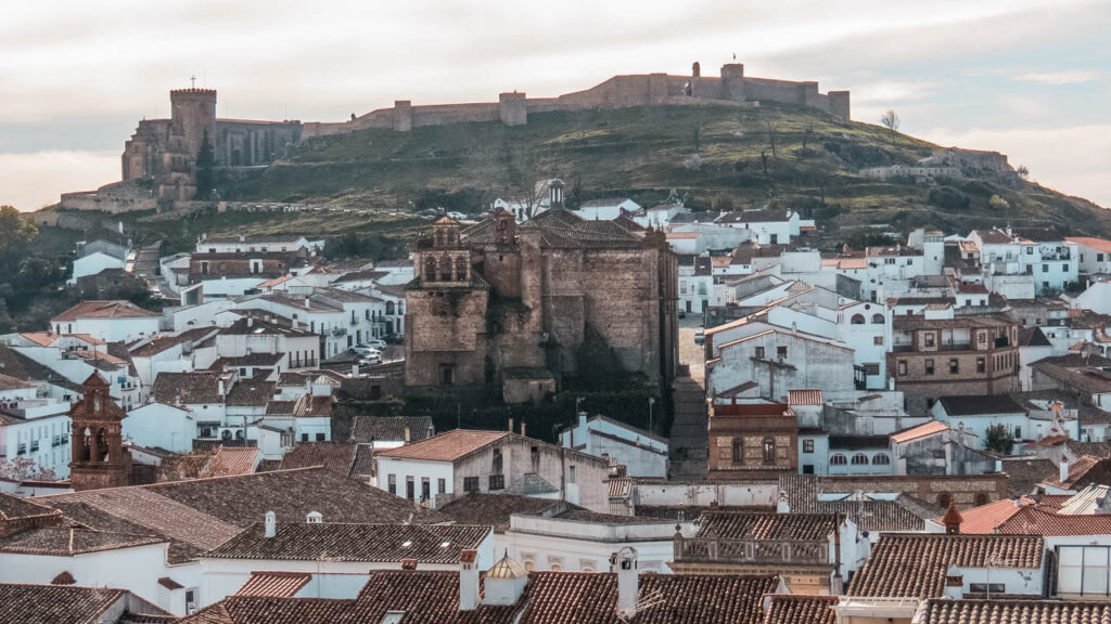Vista del castillo de Aracena y la basílica
