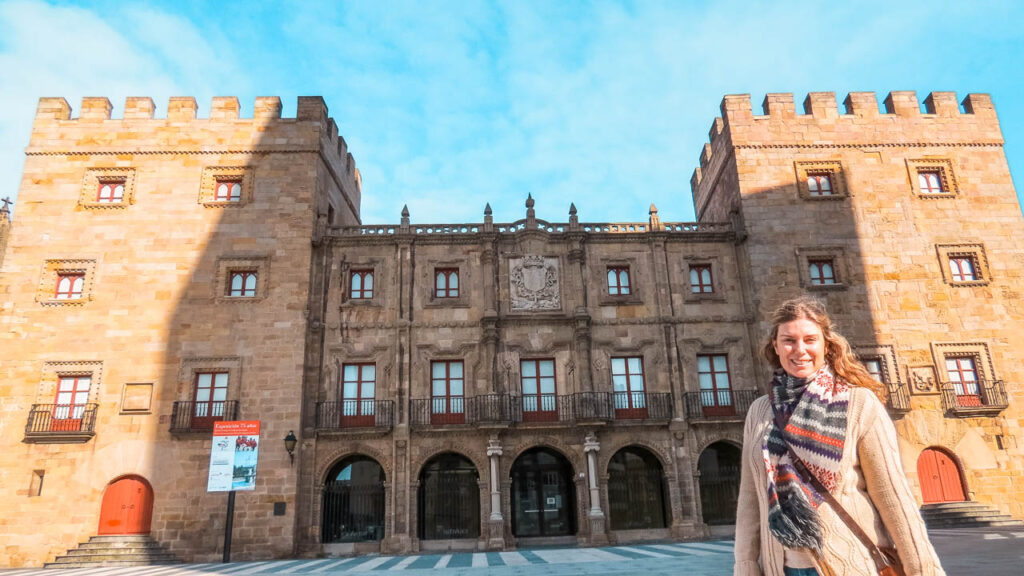 Flor y de fondo el Palacio de Revillagigedo en Gijón