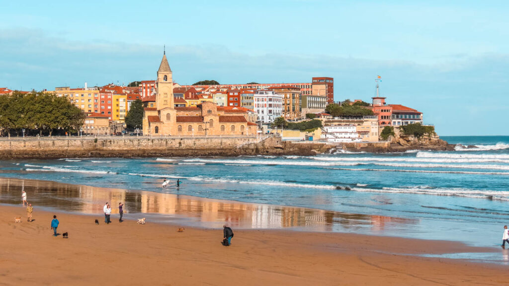 La Playa de San Lorenzo y de fondo el barrio de Cimadevilla en Gijon