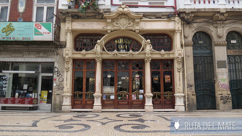 The façade of the Majestic Café in Oporto, a place that seems to be frozen in time with its antique decoration