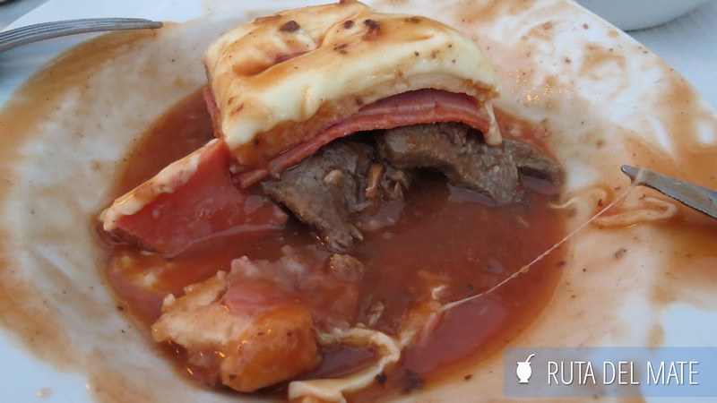 The francesinha, one of the typical dishes of Oporto