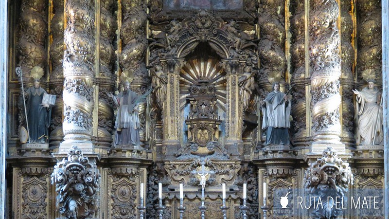 The imposing cloister of Porto Cathedral