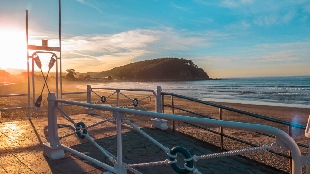 La playa principal de Ribadesella con los últimos rayos de sol de la tarde