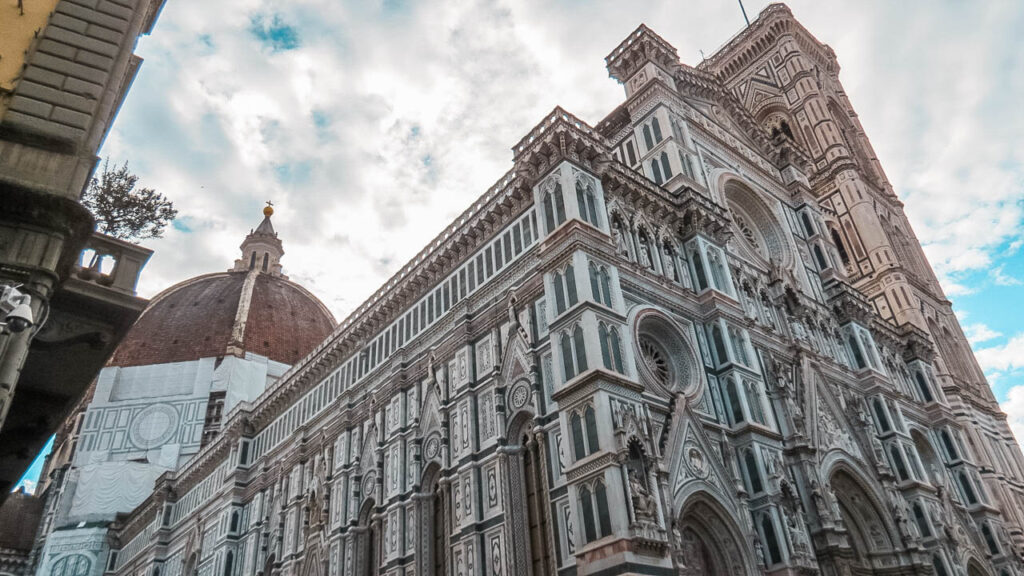 Fachada de mármol de la Catedral de Santa María del Fiore en Florencia