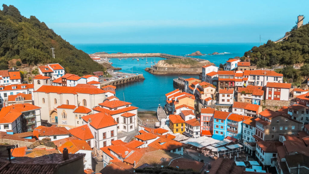 El pueblo de Cudillero con sus casas con tejado rojizo y el mar, visto desde el mirador
