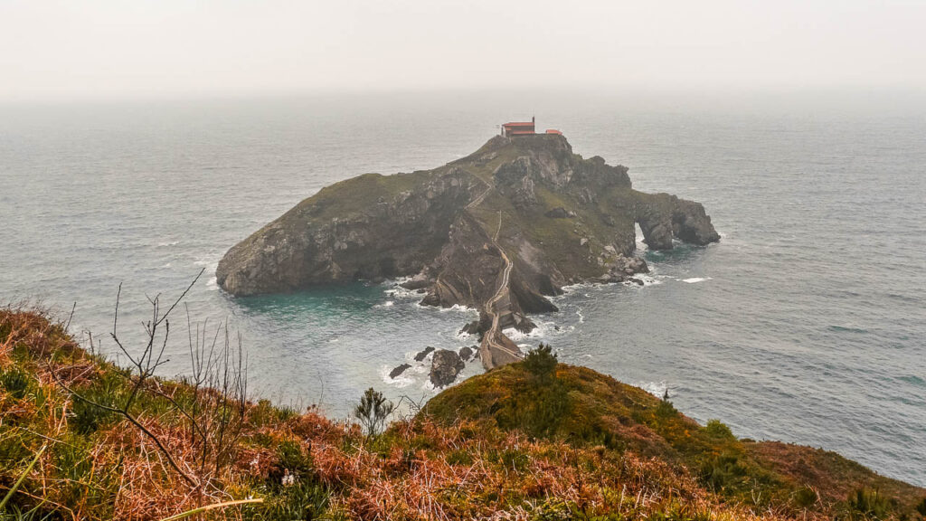 La ermita de San Juan de Gaztelgulatxe vista desde los acantilados de la costa vasca