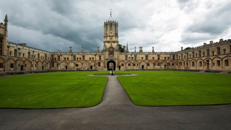 The garden of one of the universities in Oxford, ono of the best things to do in england in 7 days