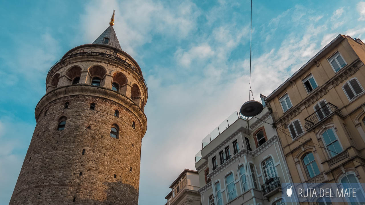 La torre Galata en primer plano en el barrio de Karakay, una de las mejores zonas donde alojarse en Estambul