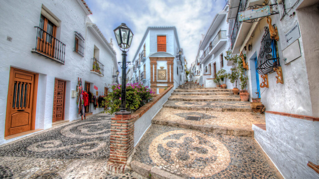 Las calles empedradas con figuras y las casas blancas en el pueblo de Frigiliana