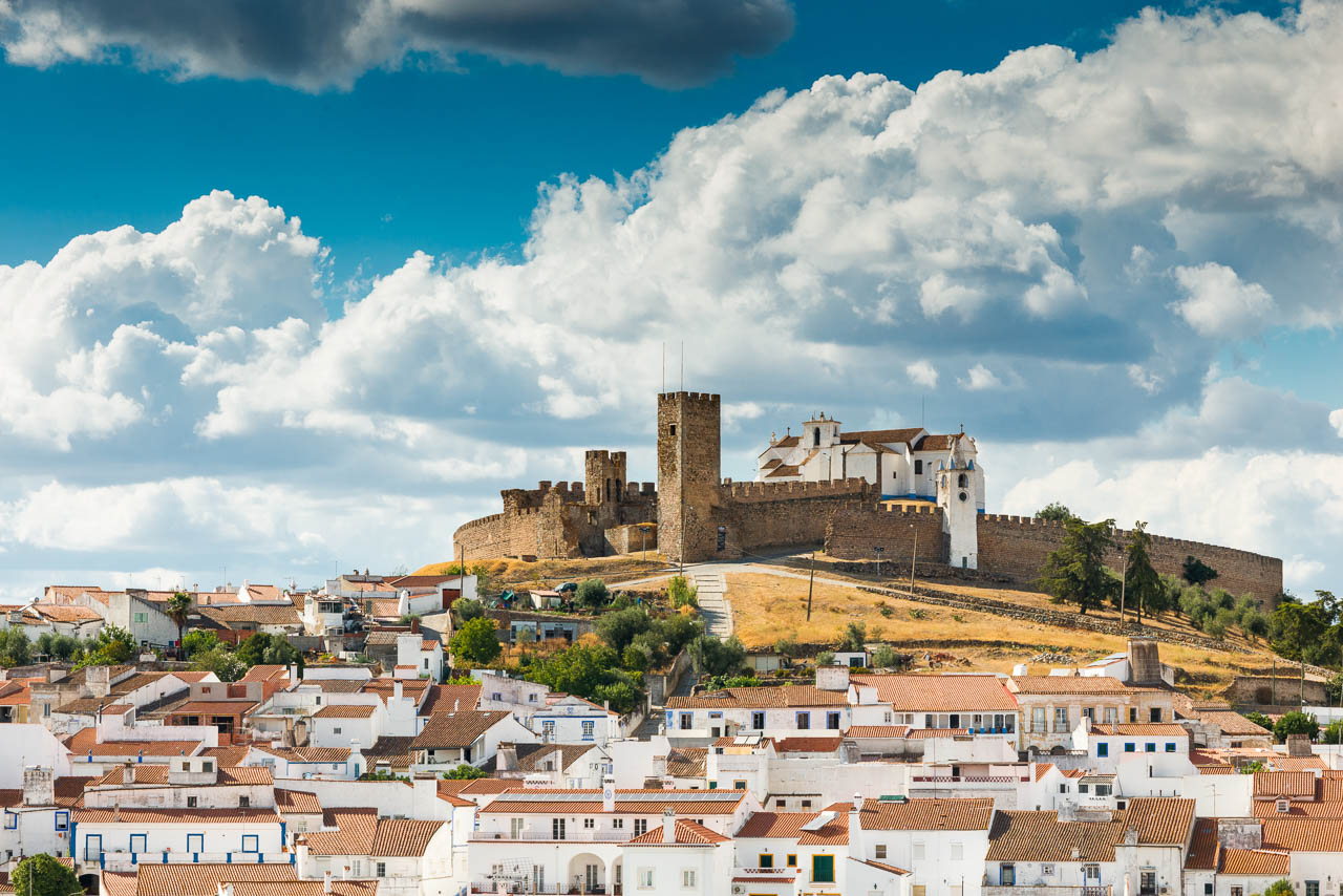 Castillo circular de Arraiolos y, a sus pies, el pueblo blanco de tejados naranjas