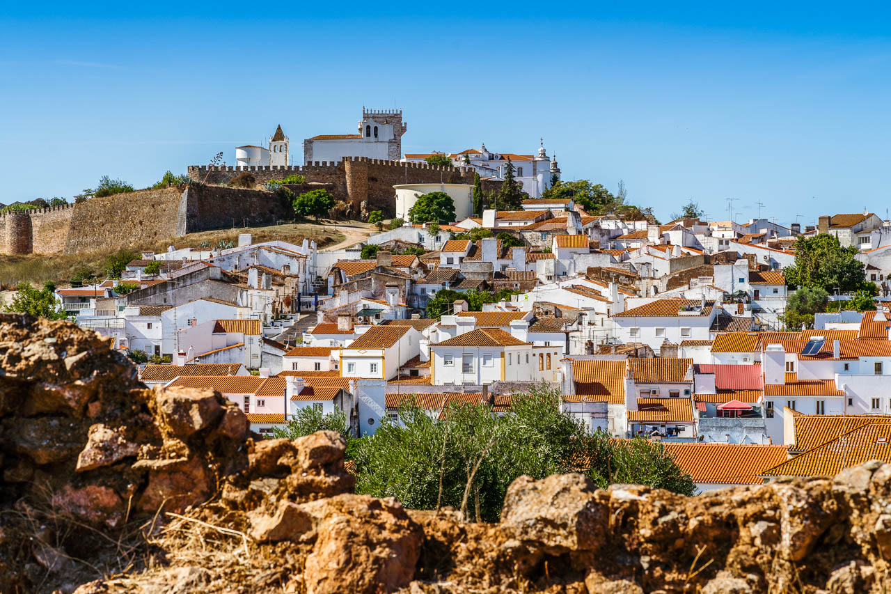 Estremoz, un entramado de casas blancas y tejados anarajados con un castillo en lo alto de la colina