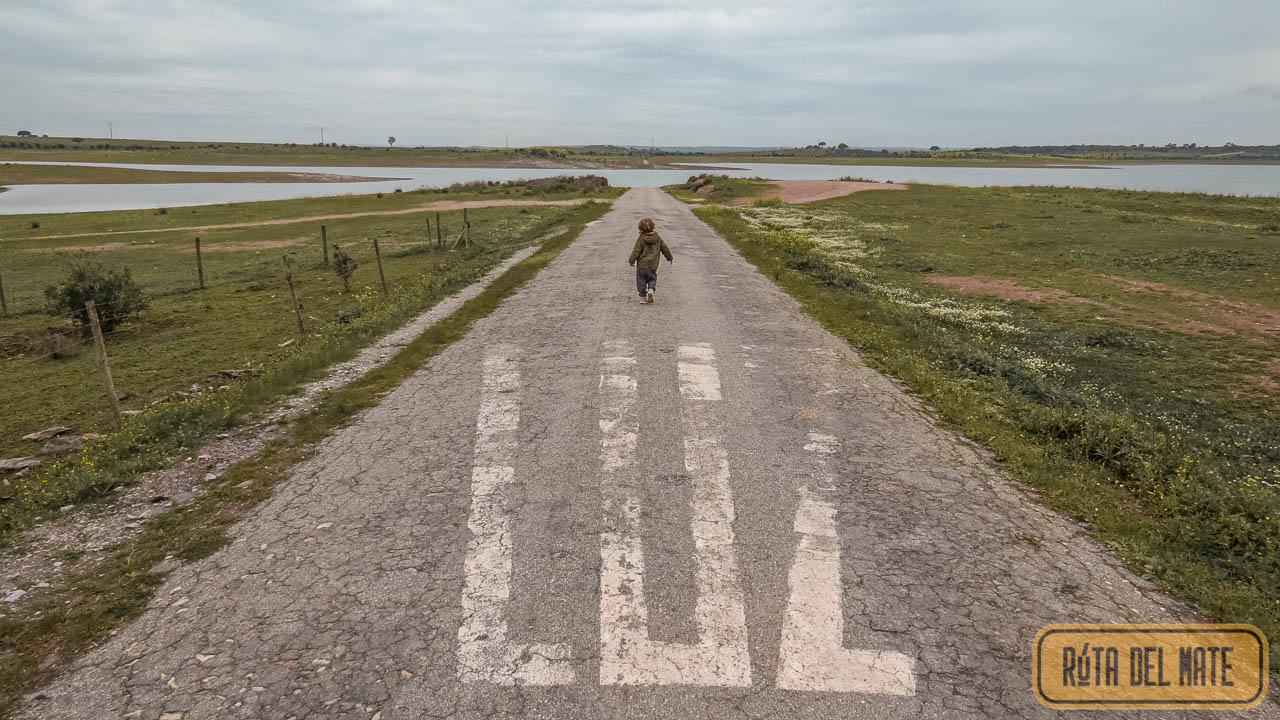 Feli caminando por la ruta antigua que conducía al pueblo sumergido de Luz, y que ahora conduce al embalse de Alqueva