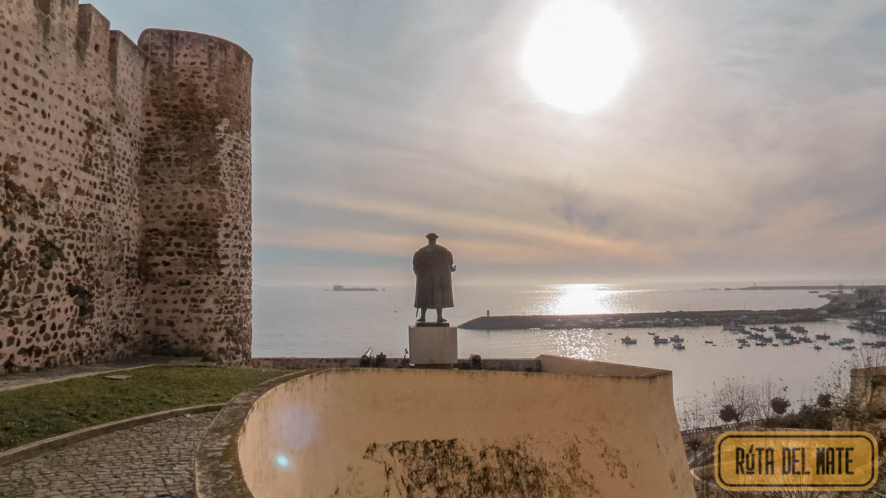 La estatua de Vasco da Gama mirando hacia el Atlántico