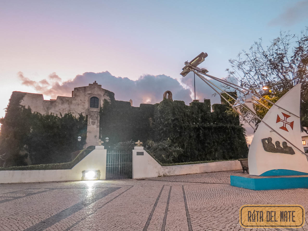 Estatua de los aviadores frente al castillo de Vila Nova de Milfontes