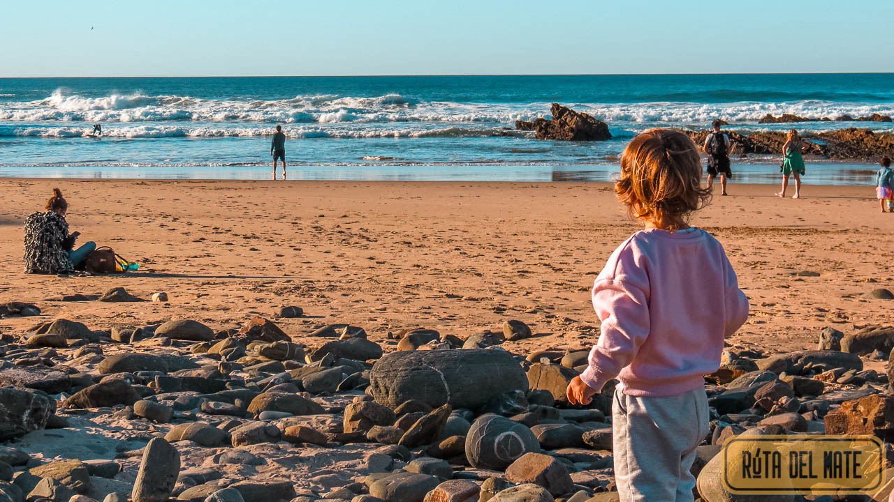 Feli en la playa de Zambujeira do Mar, uno de los sitios que ver en una Ruta por el Alentejo