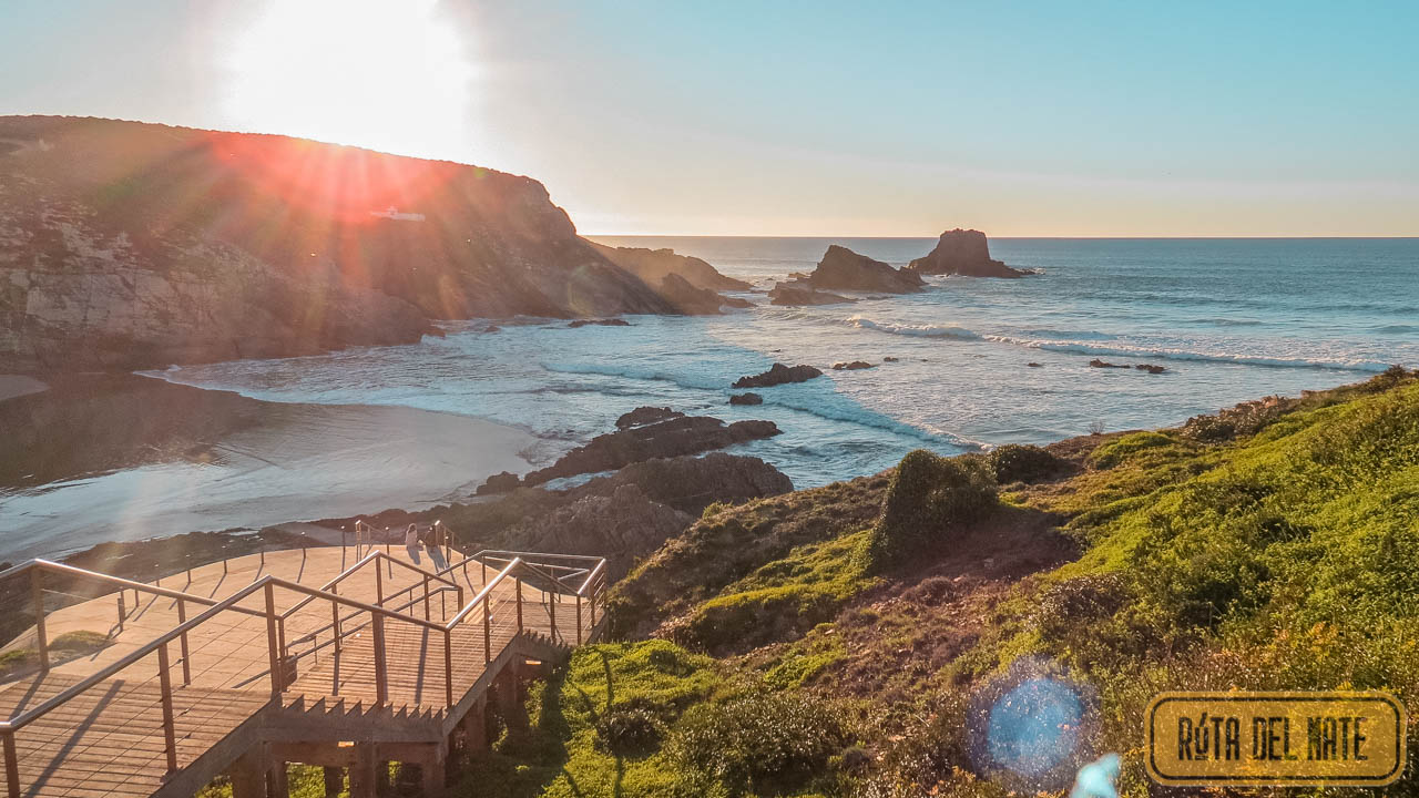 Praia de Zambujeira do Mar, desde el mirador al atardecer