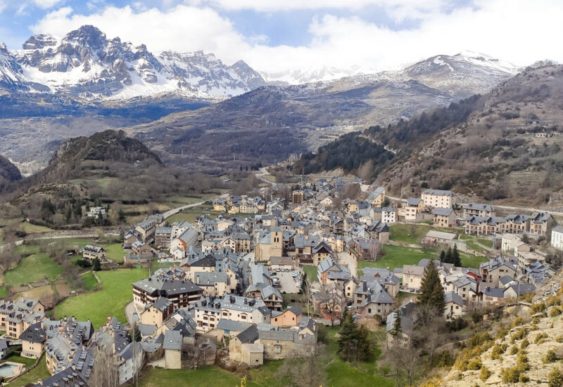 El Valle de Tena visto desde arriba con los Pirineos Aragoneses nevados de fondo.