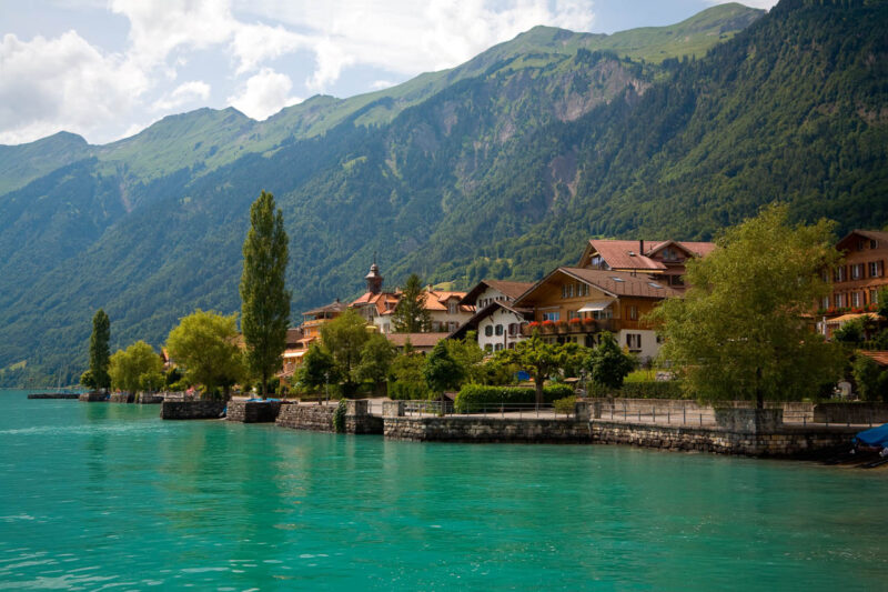 Pueblo de Brienz a orillas del lago turquesa
