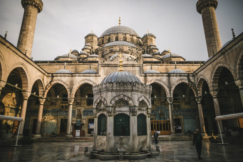 El patio interno de la Mezquita Azul de Estambul