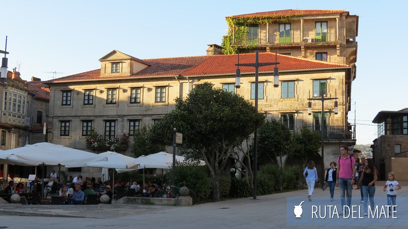 Plaza da Ferrería rodeada de edificios históricos en Pontevedra