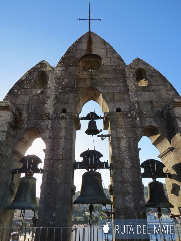 Vista de las campanas desde la torre campanario de la Basílica de Santa María en Pontevedra