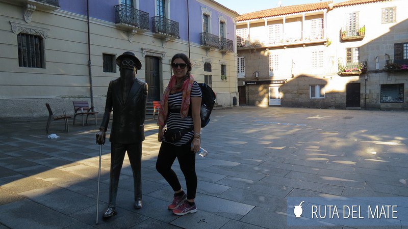 Flor junto a la estatua del escritor Ramón María del Valle-Inclá en la plaza Mendez Nuñez en Pontevedra