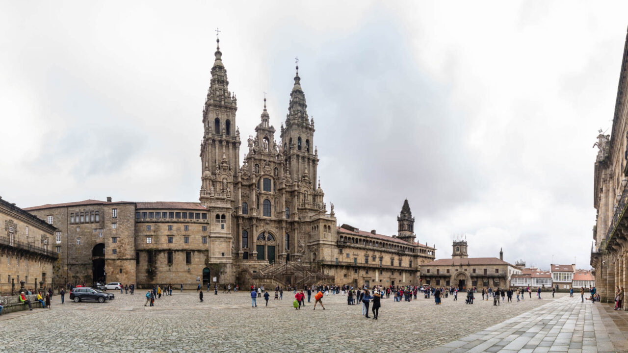 Plaza de Obradoiro con la imagen de fondo de la catedral en Santiago de Compostela