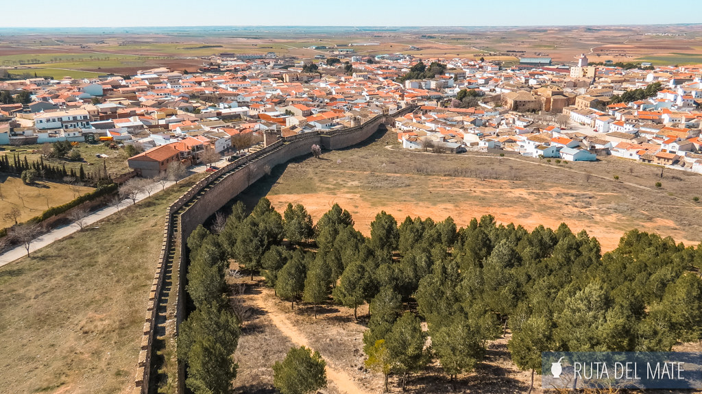 View from the castle of Belmonte on the Don Quixote Route, with its walls.