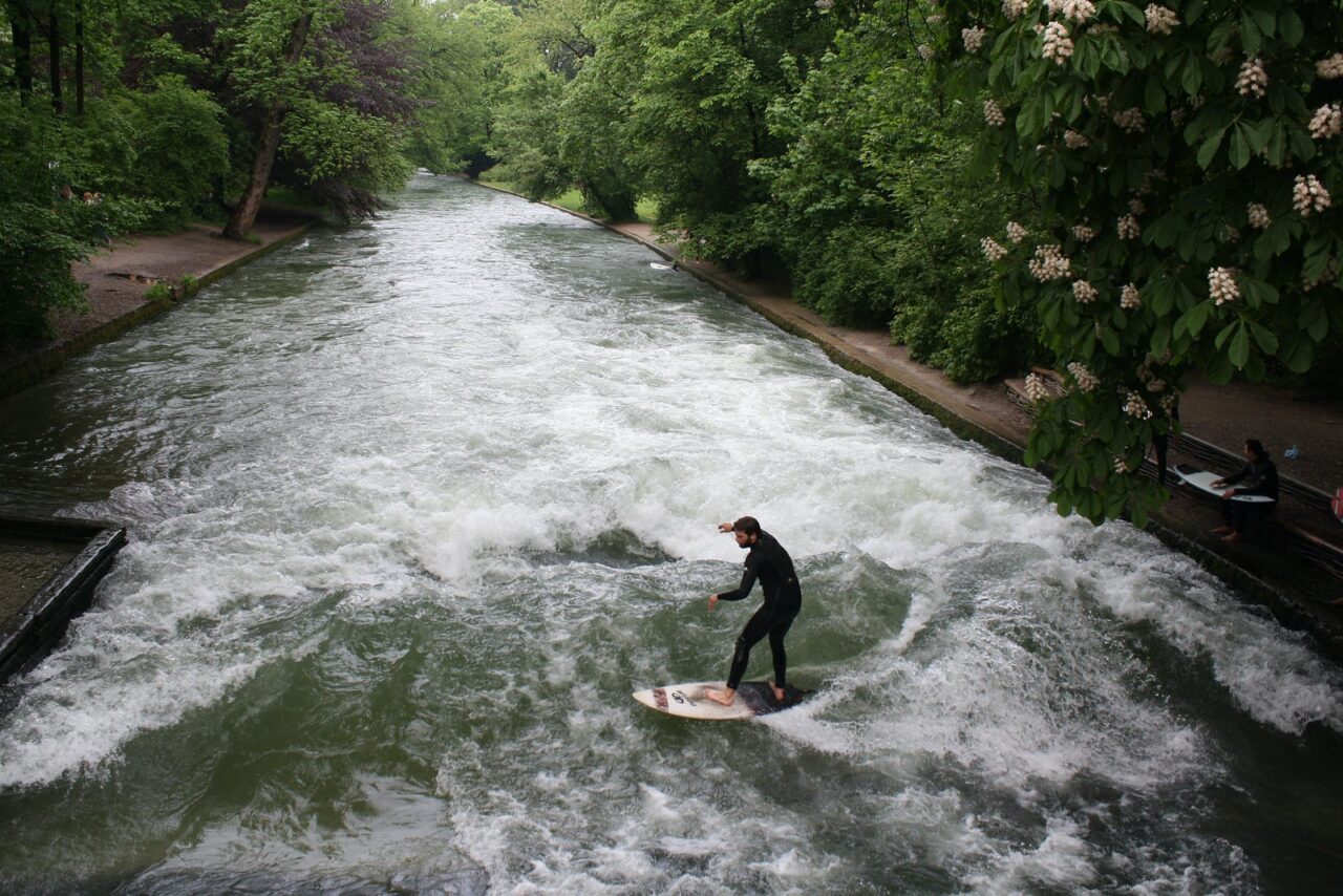 Practicando surf en el canal quue atraviesa el Jardin Inglés de Munich. Foto de Callum Parker de Unsplash.