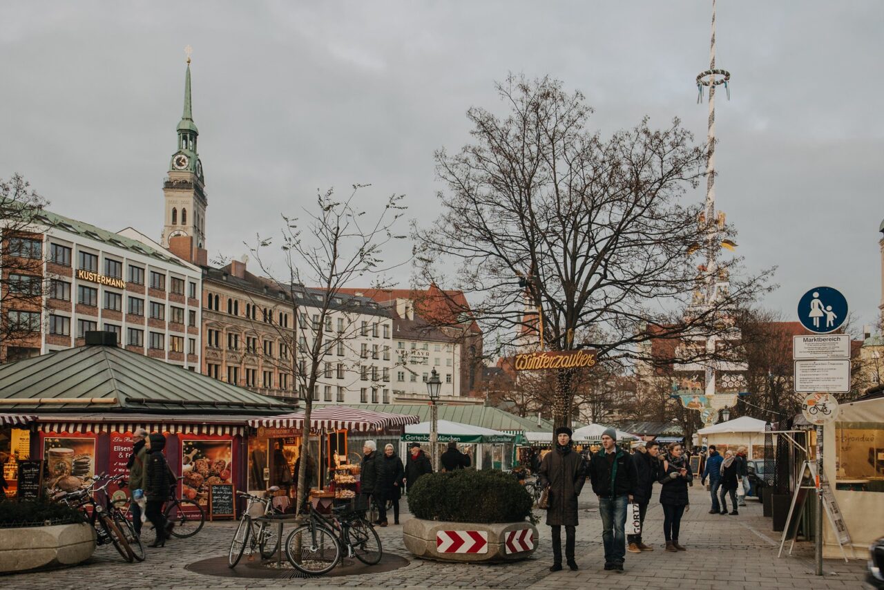 Viktualienmarkt - Munich en 2 días. Foto de Alison Anton en Unsplah.