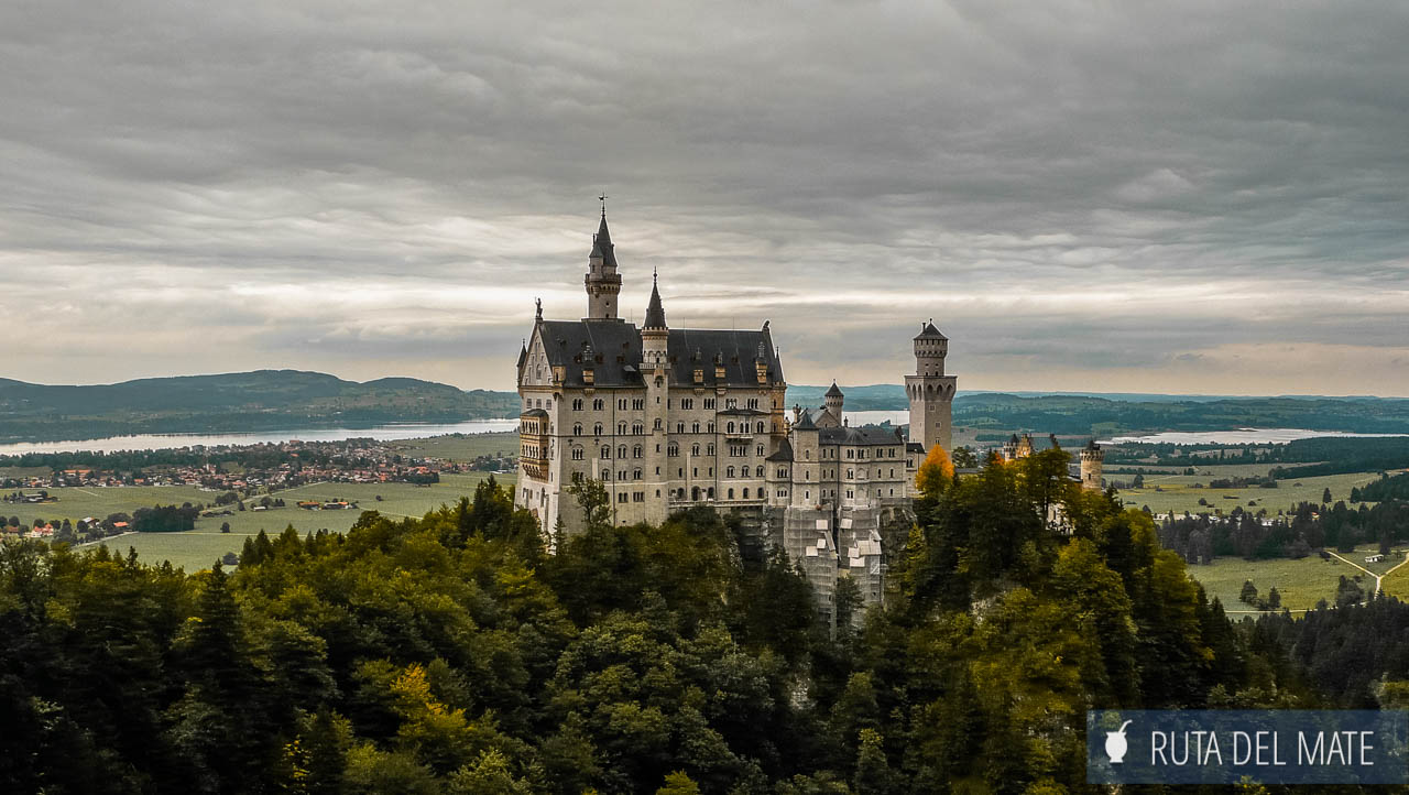 Vista del imponente castillo de Neuschwanstein