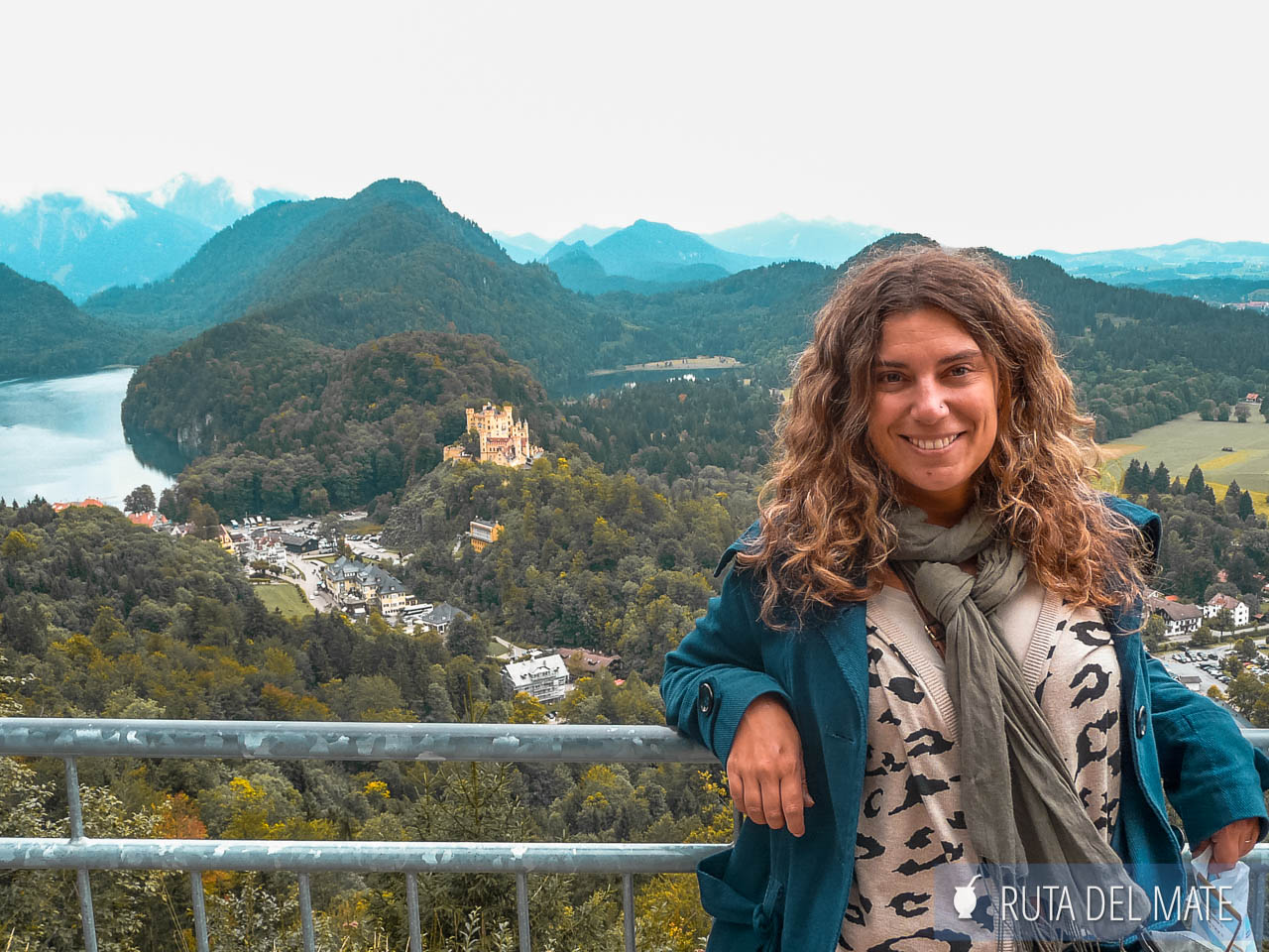 Flor y de fondo el paisaje, se observa el castillo de Neuschwanstein en pequeño