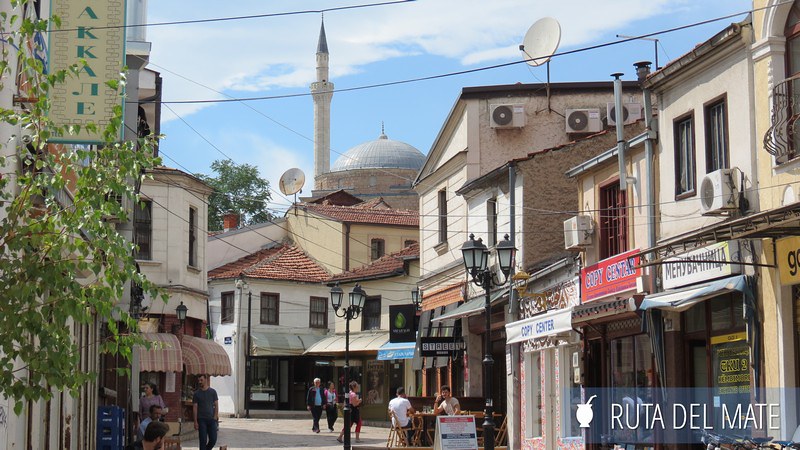 Las calles peatonales de la parte vieja y de fondo la principal mezquita de Skopje