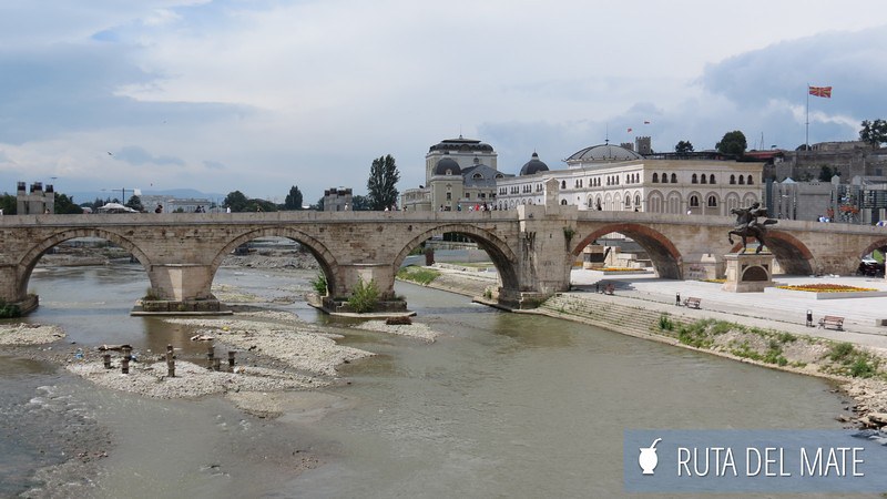 Puente de piedra sobre el río Vadna en Skopje