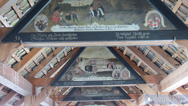 Frescos pintados en el techo del puente de la capilla en el centro de Lucerna