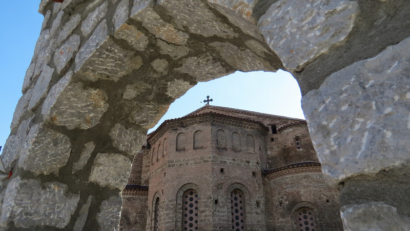 Vista de la Iglesia de Santa Sofia y su arco de acceso en Ohrid