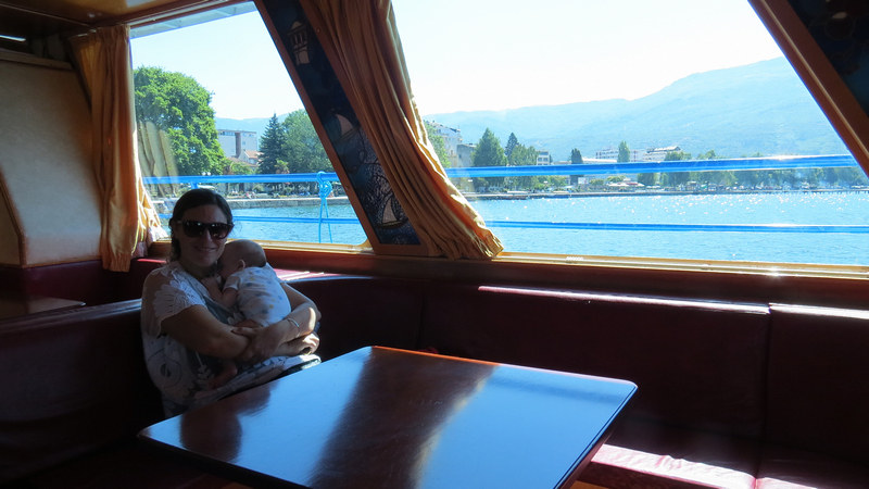 Flor en el barco que realiza el trayecto desde Ohrid al monasterio de Sveti Naum