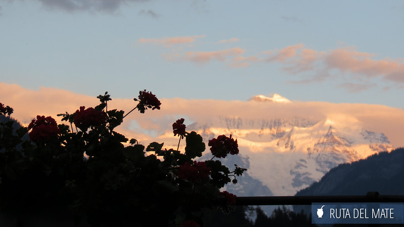 El paisaje de Interlaken con sus altas montañas nevadas de los Alpes Suizos