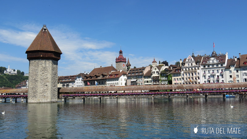 El mítico puente de la Capilla con su torre de agua en el centro de Lucerna