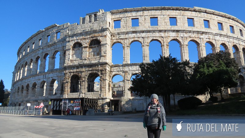 Flor en el anfiteatro de Pula en una Ruta en coche por Croacia en 10 días