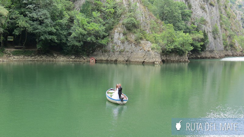 Un pareja recién casada tomándose fotos en el cañón del Matka, en las cercanías de Skopje