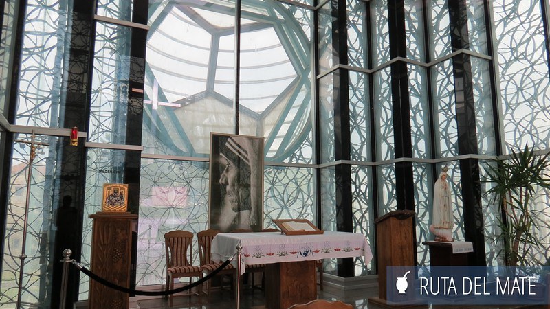 Capilla dentro del museo de la Madre Teresa de Calcuta en Skopje