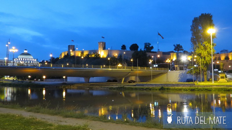 Vista exterior de la fortaleza de Kade con sus murallas en Skopje