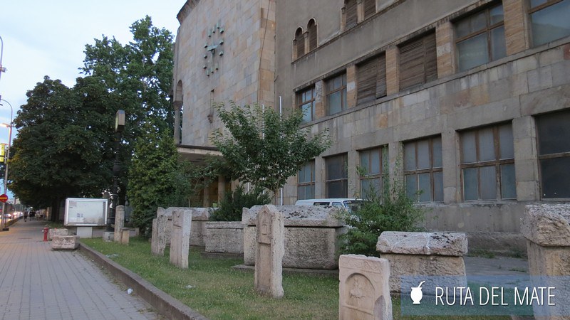 Frente del museo de la ciudad de Skopje con el reloj parado en la hora del terremoto