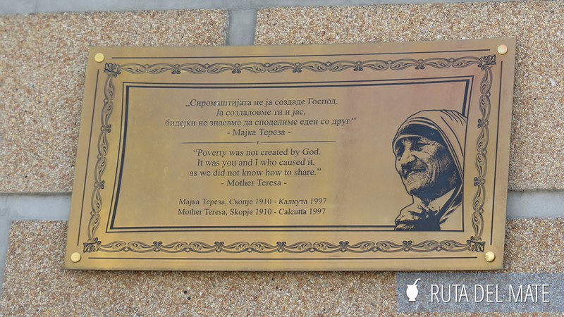 Carteles en idioma local y en inglés de la madre Teresa de Calcuta en Skopje