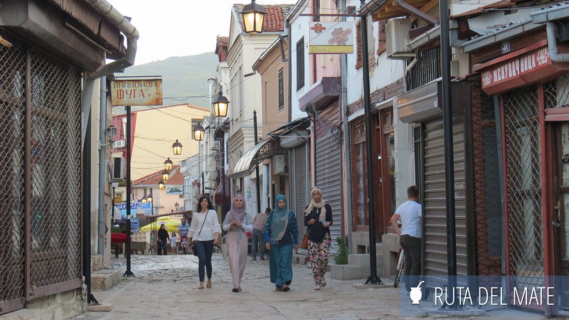 Musulmanas caminando por las calles de la parte vieja de Skopje