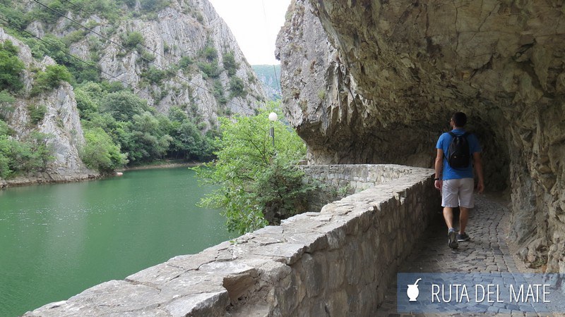 Juan caminando por la orilla del cañón del Matka