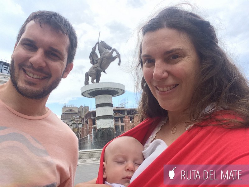 Flor y Juan con su bebé en la plaza central de Skopje