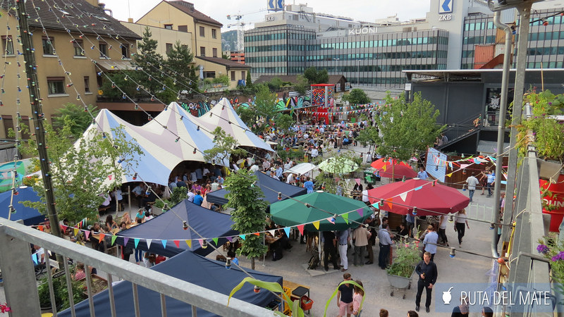Uno de los mercados con puestos de comida en el centro de Zurich