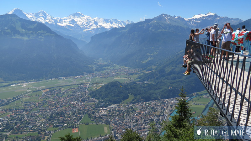 Vista desde el mirador Harderkulm con el fondo montañoso de los Alpes Suizos y el pueblo de Interlaken en la parte baja